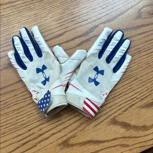 Under Armour White, Navy & Red American Flag Accent Athletic Gloves
